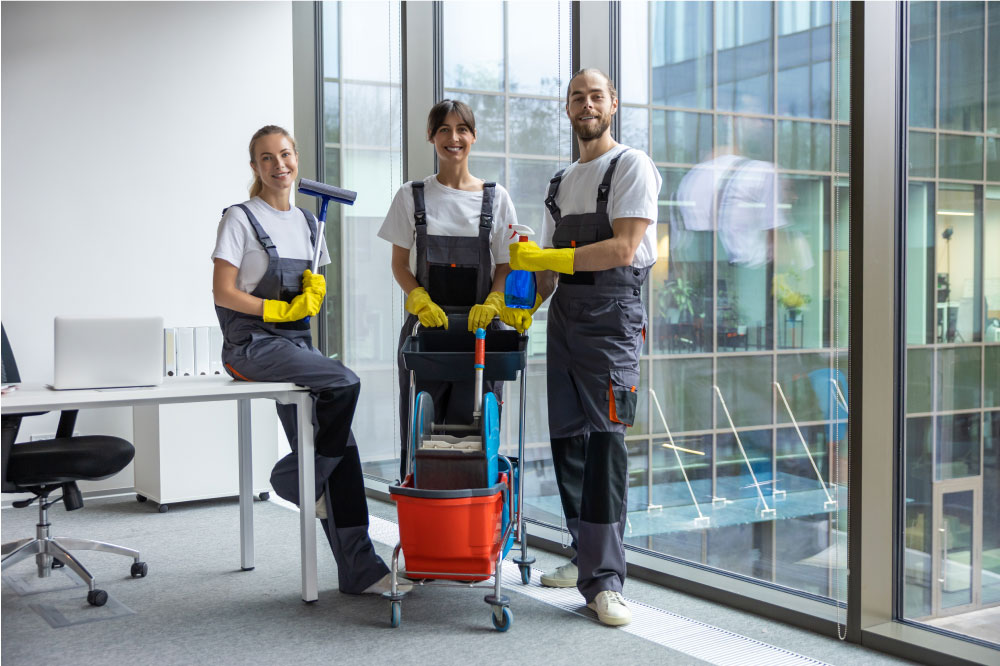 Équipe de GrünRein Service au Luxembourg en action, assurant un nettoyage professionnel de bureaux, copropriétés et locaux commerciaux pour un environnement propre, sain et agréable
