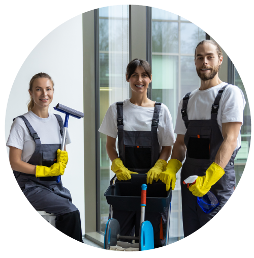 Agents de nettoyage en uniforme effectuant l’entretien de bureaux au Luxembourg