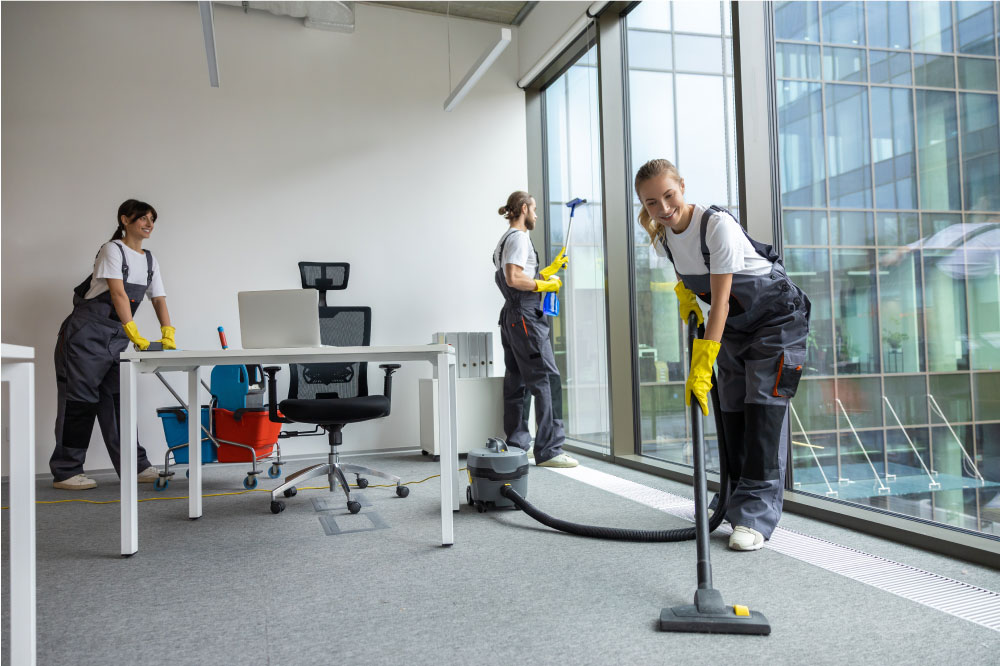 Agents de nettoyage effectuant un nettoyage professionnel de bureaux modernes au Luxembourg pour assurer un environnement propre, sain et agréable pour les collaborateurs