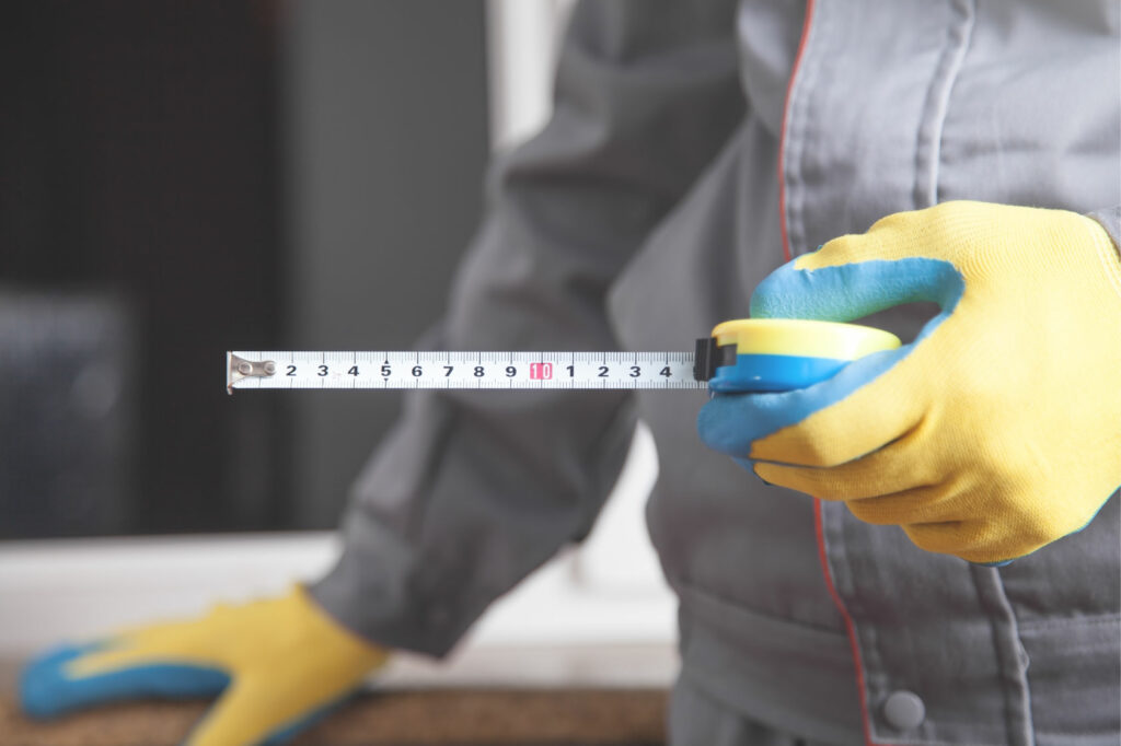 Agent de nettoyage effectuant un nettoyage sur mesure dans des bureaux et locaux commerciaux au Luxembourg, adapté aux besoins spécifiques des clients pour garantir propreté, hygiène et confort optimal